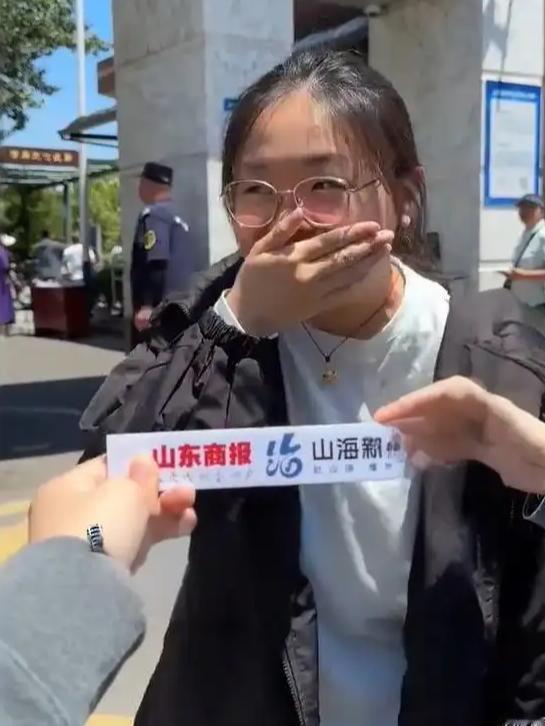 6月7日高考首日，山东济南山东省实验中学考点，语文考试结束铃声刚落，一位扎着高马