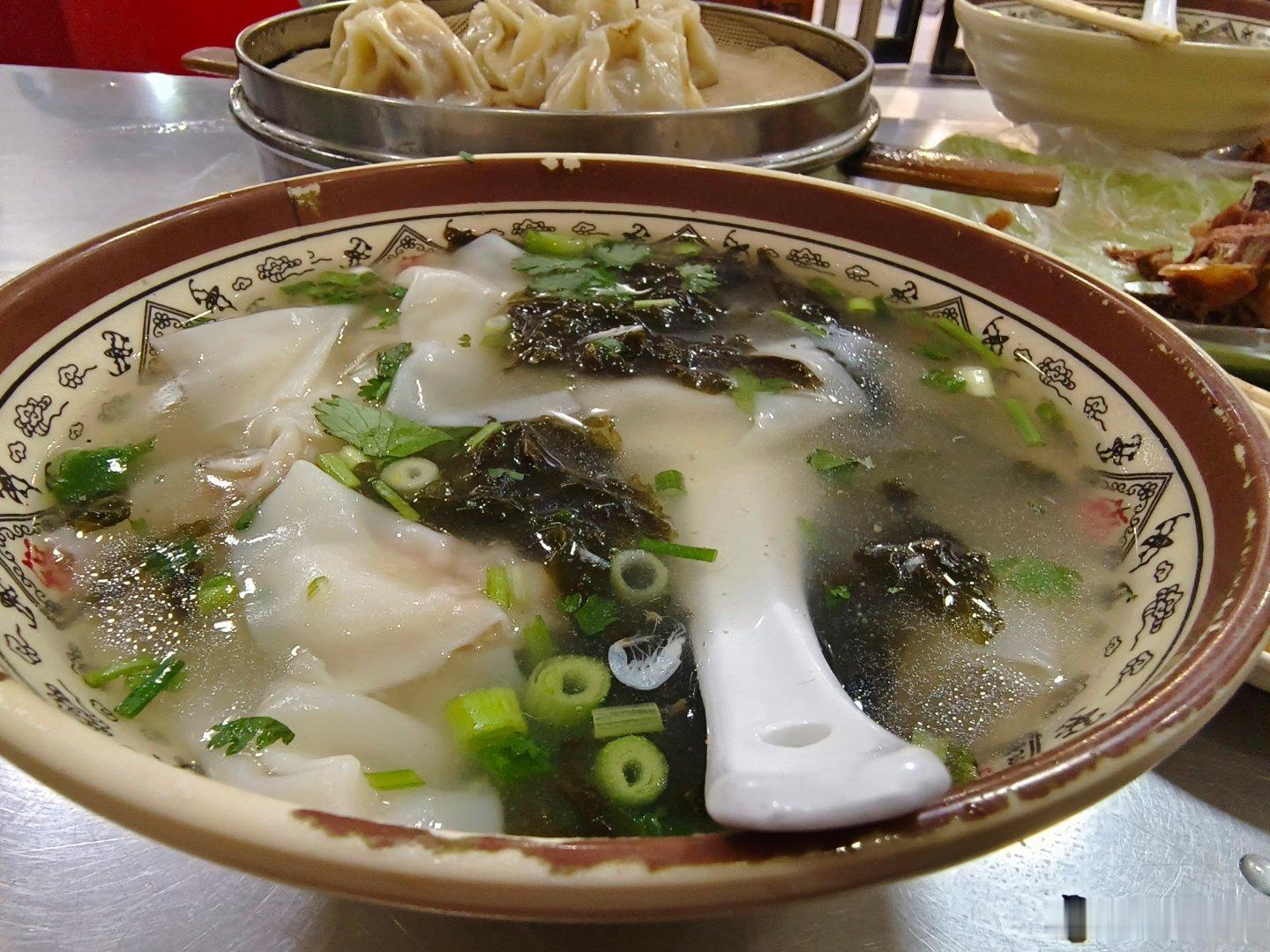 我的美食日记 小笼包搭配馄饨小笼包馅大皮薄汤汁浓郁馄饨味道鲜美爱了爱了美食分享不