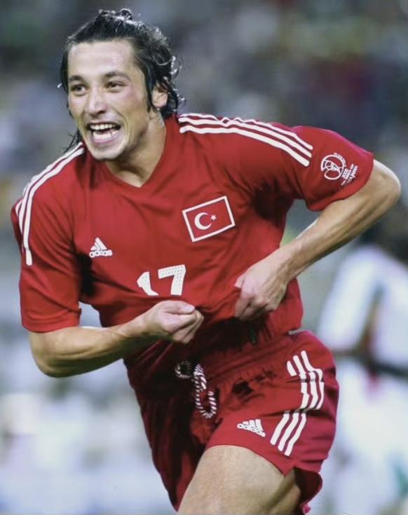 当年的土耳其前锋伊尔汗

2002年世界杯土耳其出了很多能人，长发帅哥伊尔汗就是