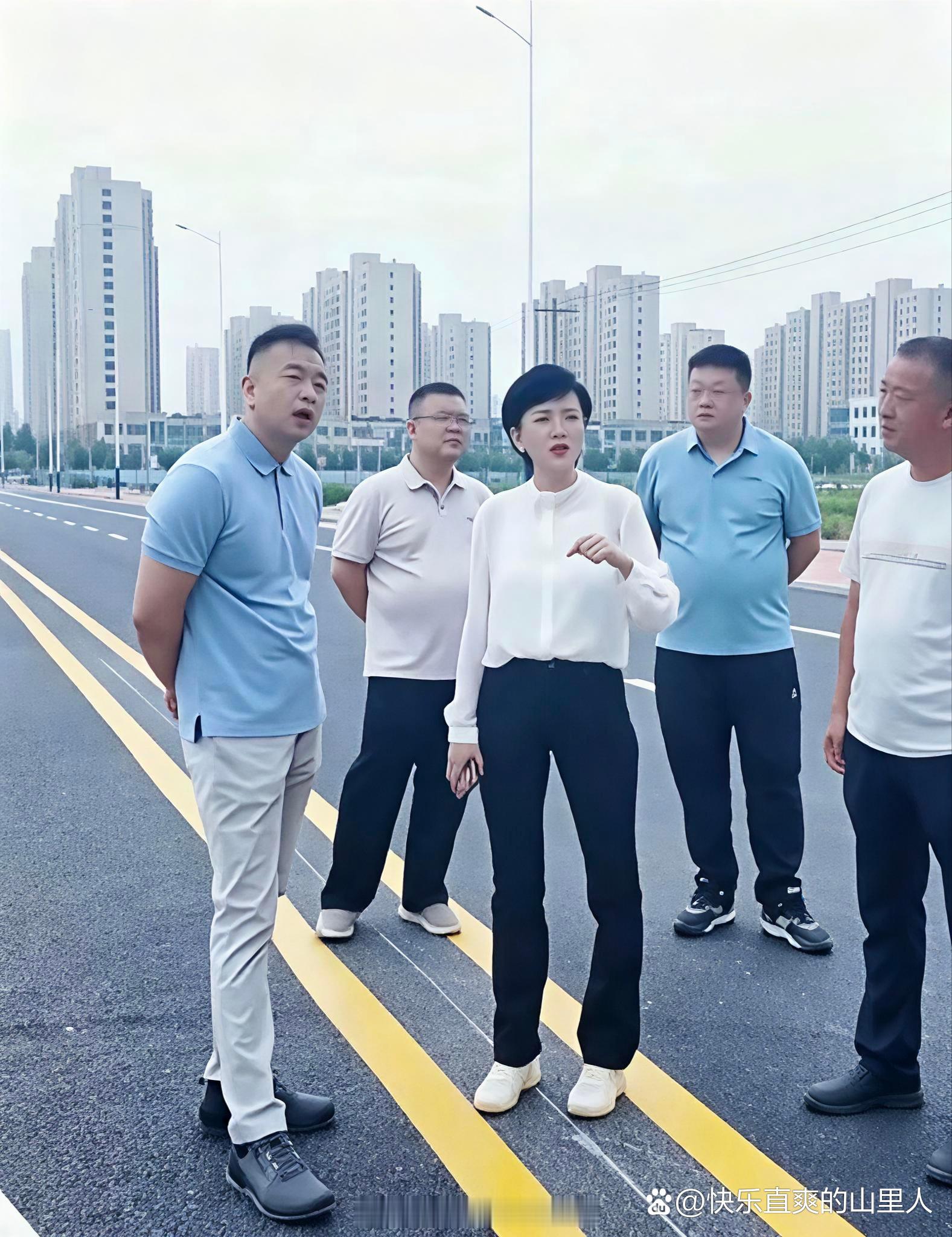 看站位难分谁是领导？ 