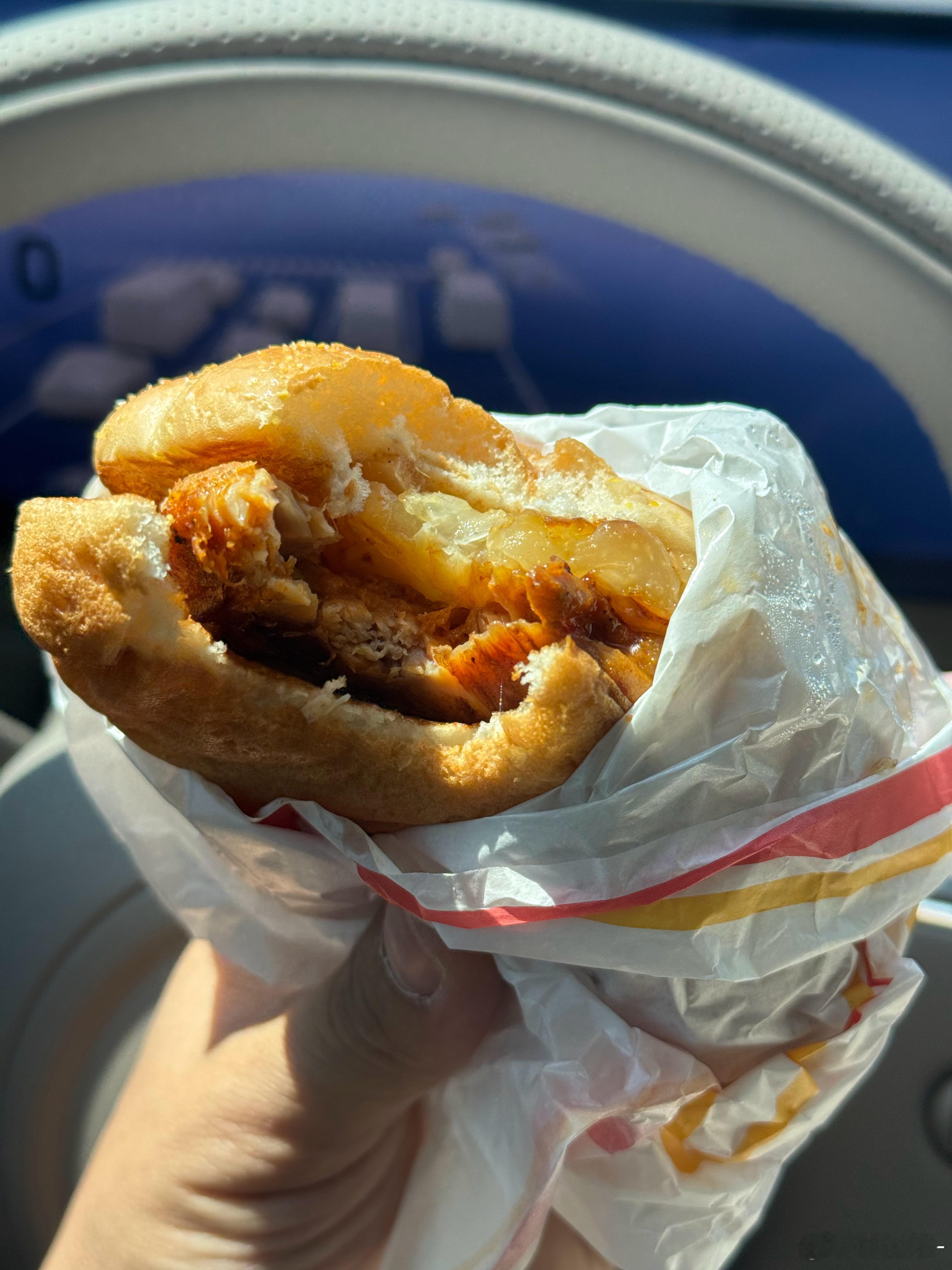 今日麦记新堡品鉴首先要表扬的是份量拿在手里沉甸甸的这个长条堡比自家轻飘飘的圆堡实