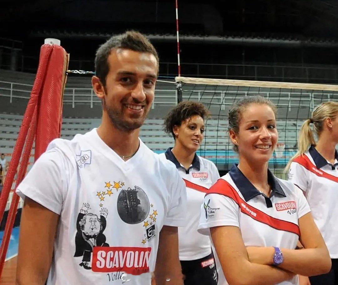 这两位这时候好年轻啊，应该是当初在其他俱乐部一起共事。这俩人这时候就眉来眼去了吧