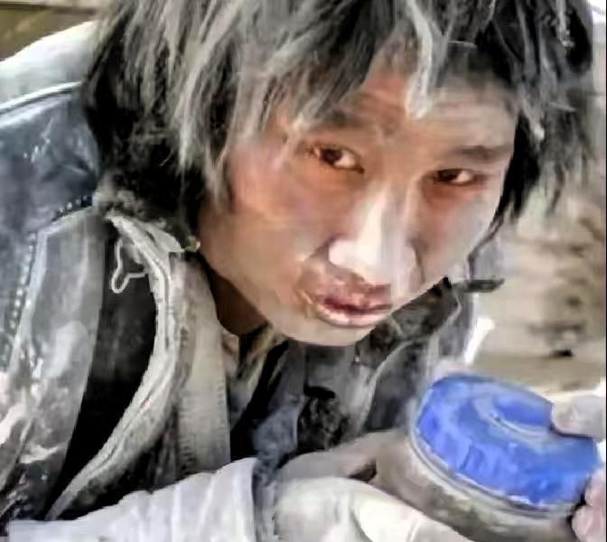 2007年，大学生崔松旺伪装成流浪汉，浑身散发恶臭，牙齿布满污垢，每天在垃圾桶旁