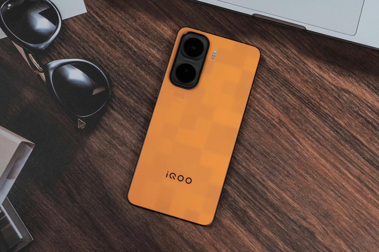 Neo11像素方橙上手外观图，背部的像素会随不同的角度显现或隐藏，色彩饱和度随之