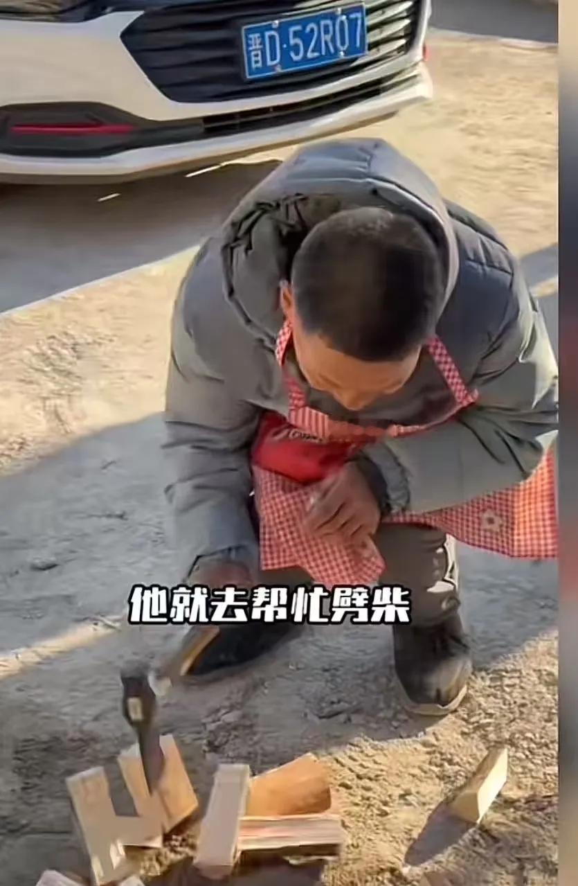 “这个村长火了！”村长利用自己权利，让26个村民无偿照顾村里的“傻子”，而这一照