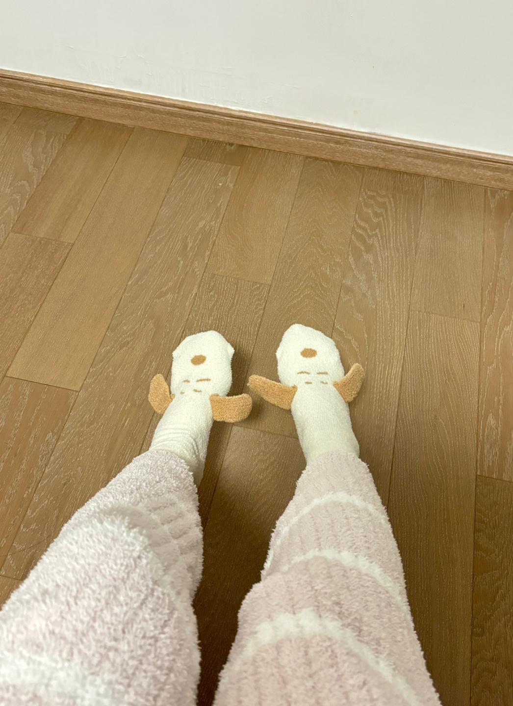 买了双史努比袜子🧦小孩穿太幼稚，对我来说姜姜好[笑而不语] ​​​