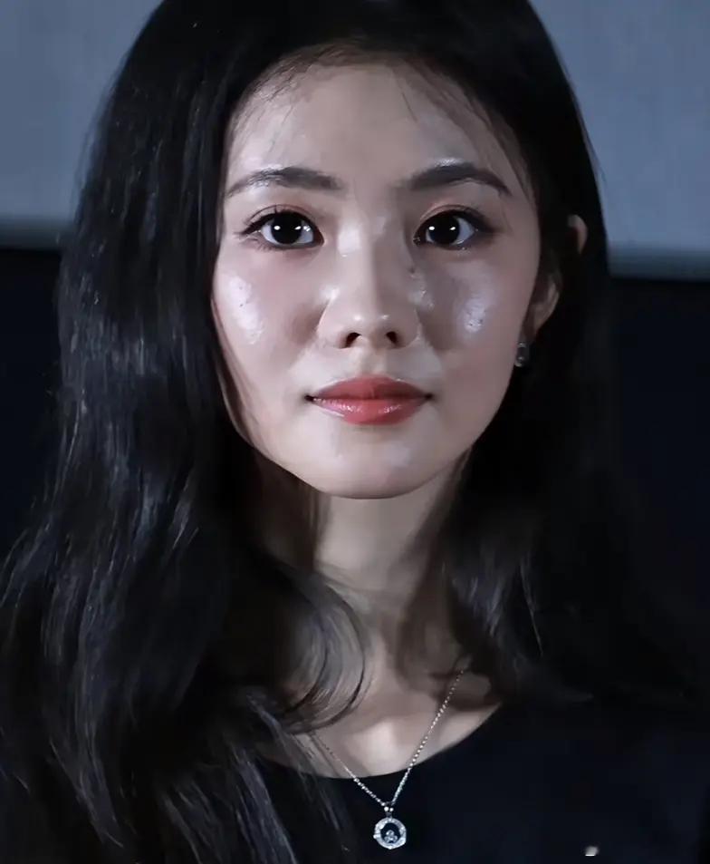 刘浩存这是鼻基底凹陷了吗，怎么感觉这么奇怪🙉 