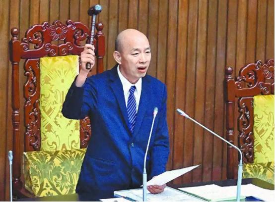 就在刚刚
韩国瑜惨遭打脸，台湾政坛规矩被彻底玩坏。
 
原本一心想居中调解、推动