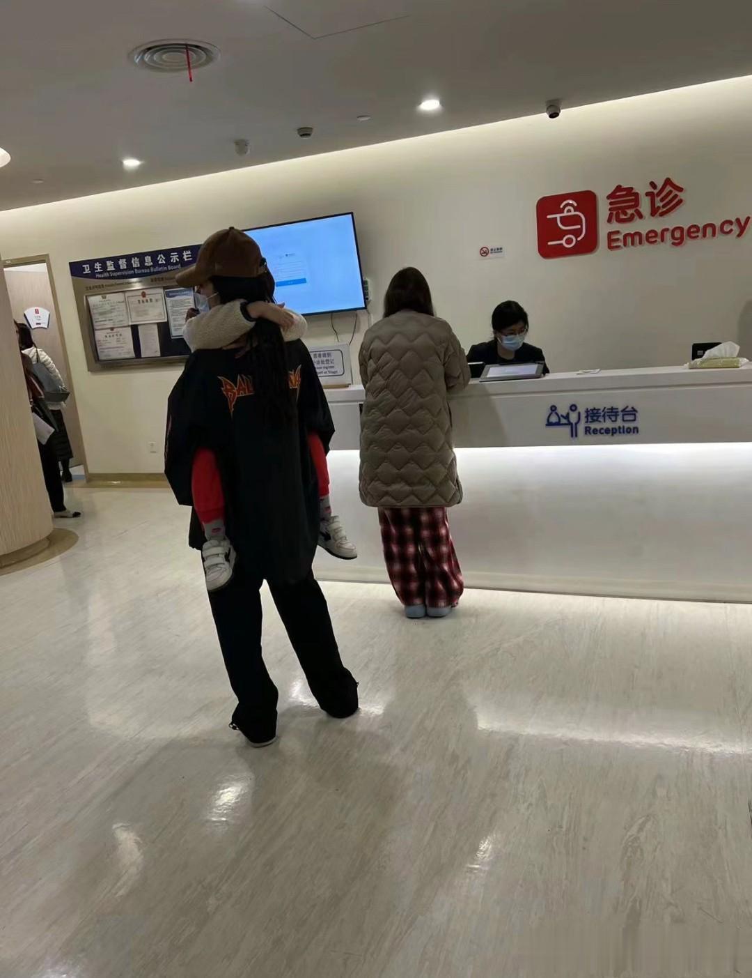 杨颖最近还挺难的，圈子混不了也罢，孩子生病了还只能自己带去医院，爸爸已经和女友出