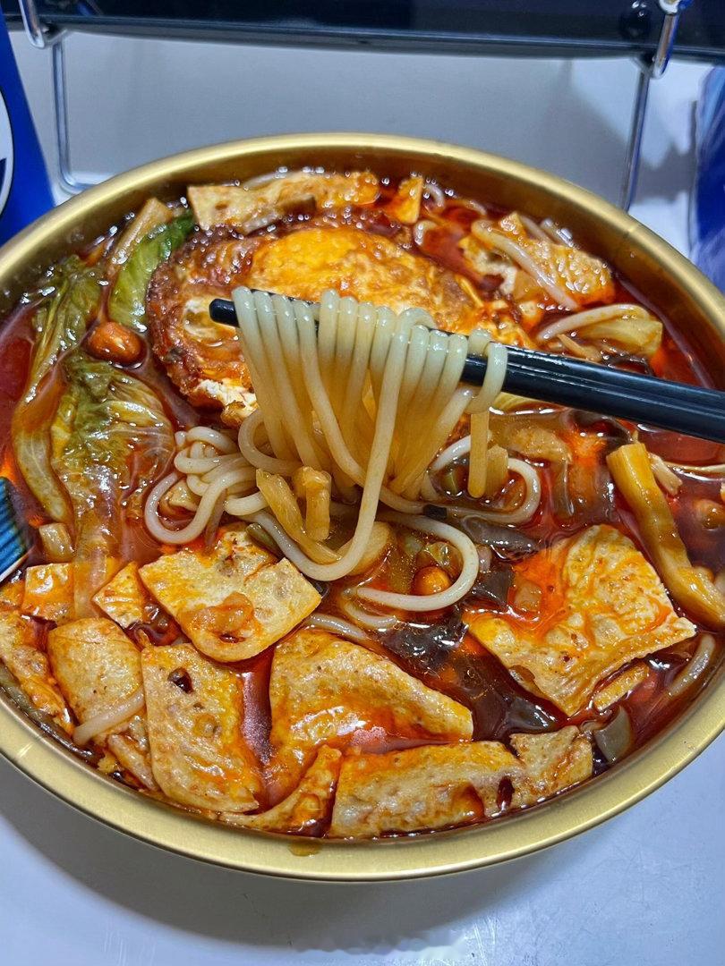 陈豪最爱的深圳美食是螺狮粉香港演员来内地也逃不过螺狮粉 同组演员爆料陈豪每晚收工