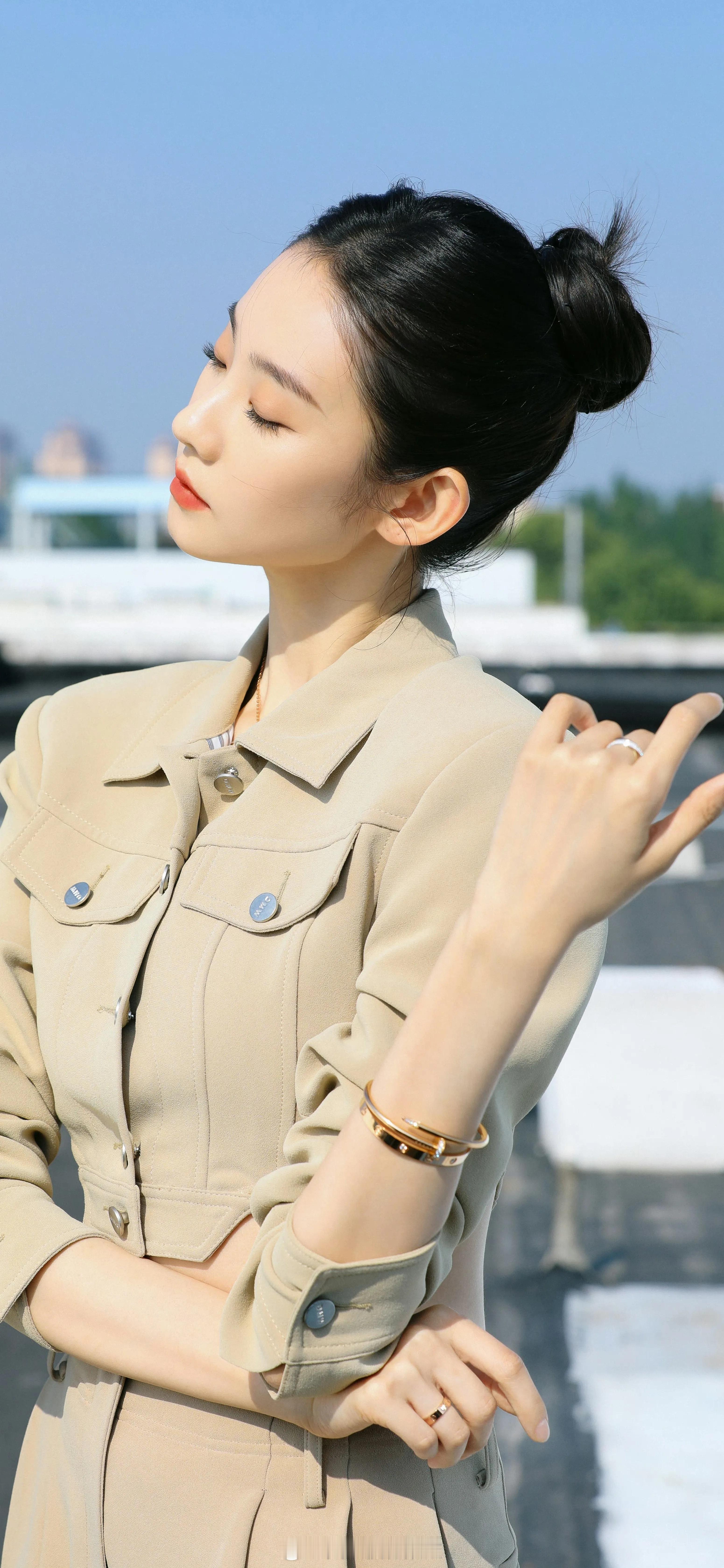 张艺凡天台美拍 