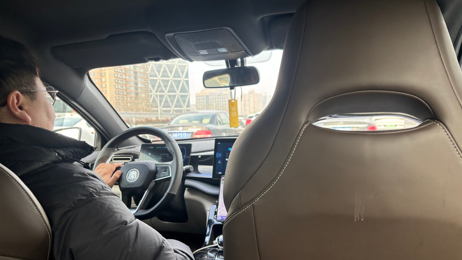 打了辆比亚迪秦PLUS，司机说这车两年前买的，加上保险花了8万多，现在这车便宜了