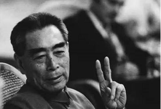 毛泽东在1970年坐在办公桌前审看稿件，却没有一篇文章让他满意。最后乔冠华在酒后