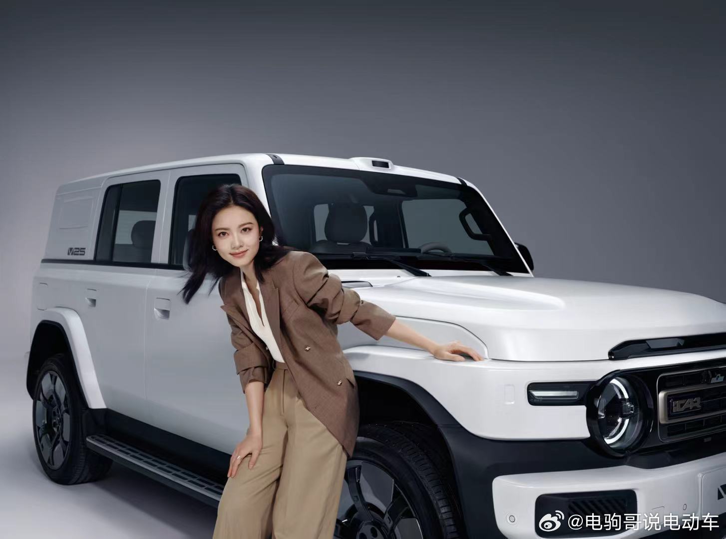 赵今麦代言iCar V25 V25的设计很帅气，简直就是奔驰大G的既视感，干净大