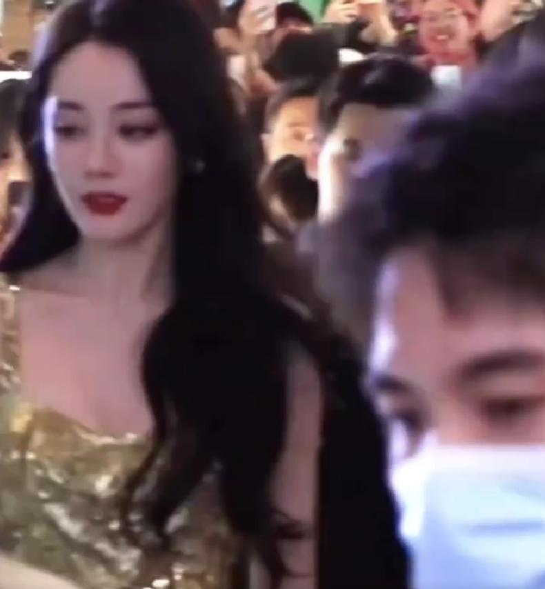 曝迪丽热巴 6 月解约？实锤来了，别再被谣言带偏
最近刷到博主发帖，说迪丽热巴人