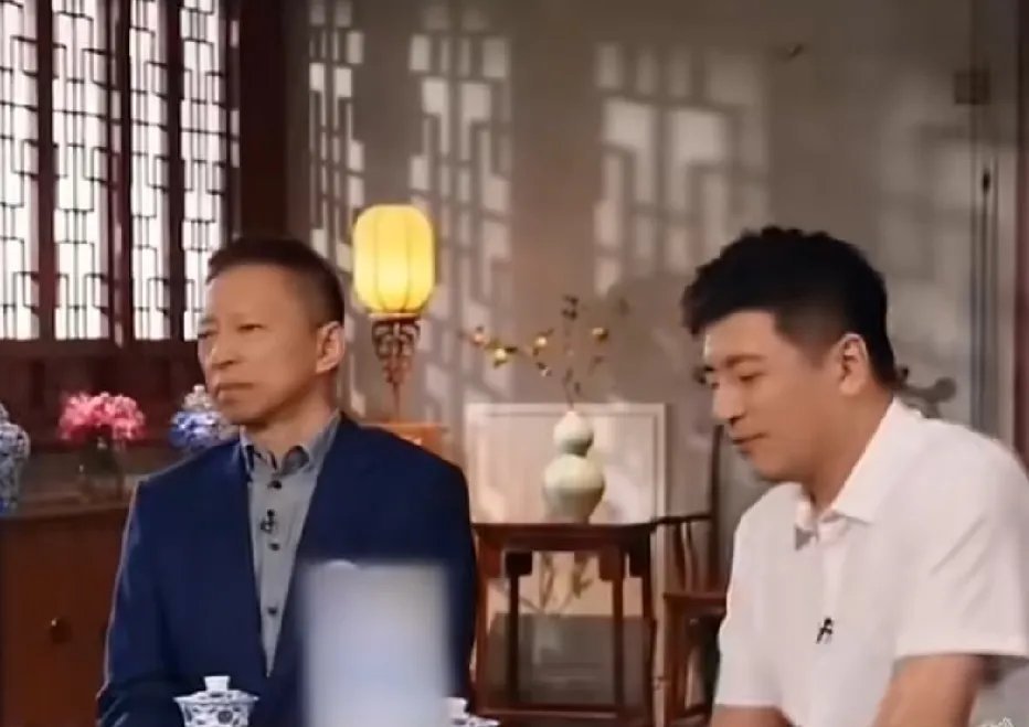 张雪峰生前与张朝阳一起出席访谈节目时的一幕，张朝阳神态淡定自若，而张雪峰在张朝阳