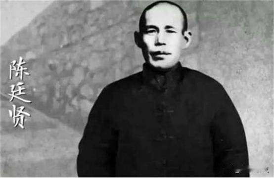 他是军史上唯一留下名字的老百姓，墓碑上刻着红五星。

他是军史上唯一留下名字的老