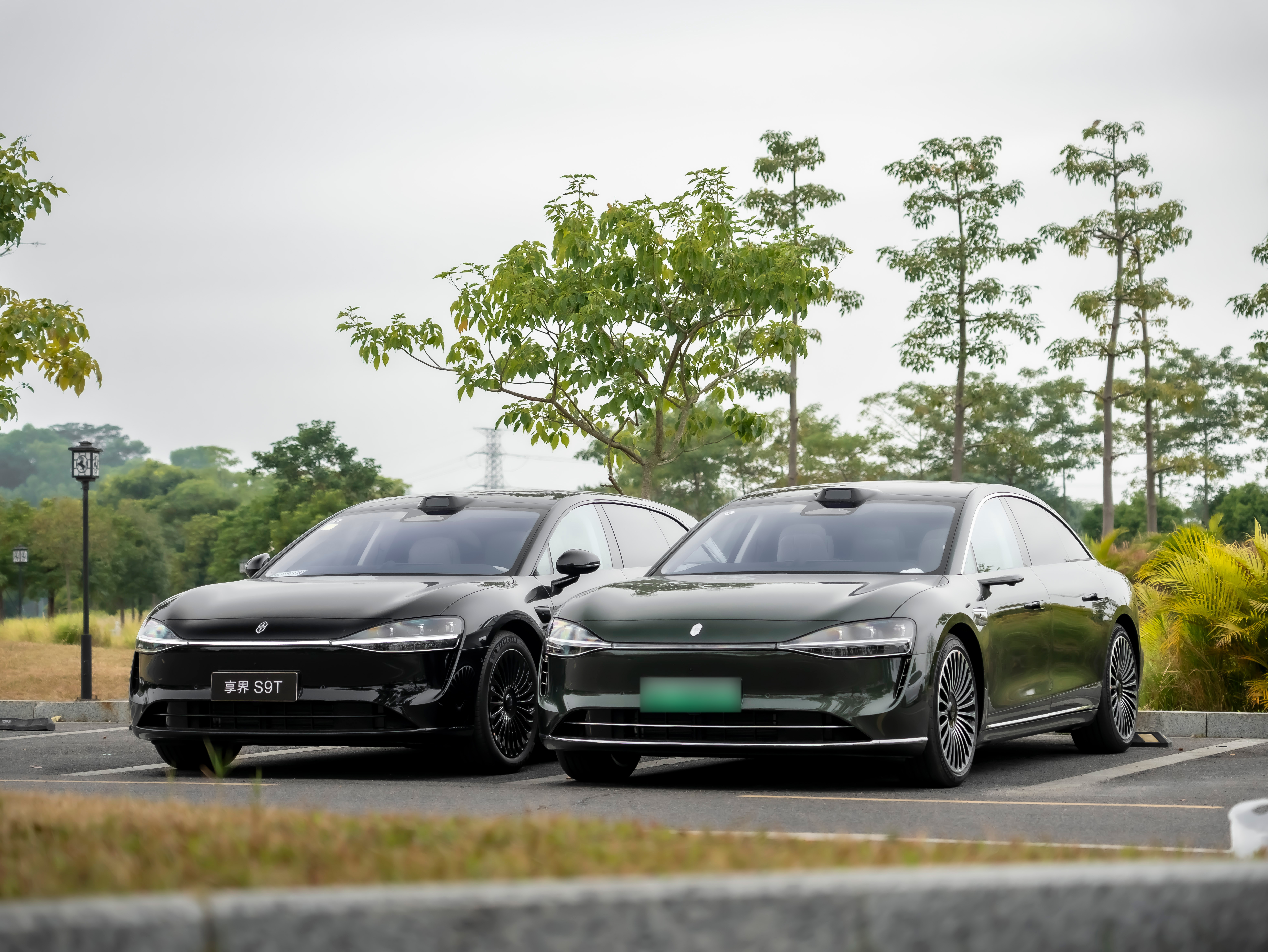 享界S9是优雅的行政旗舰，享界S9T是更具玩味的向往自由的旅行家。享界S9超过五