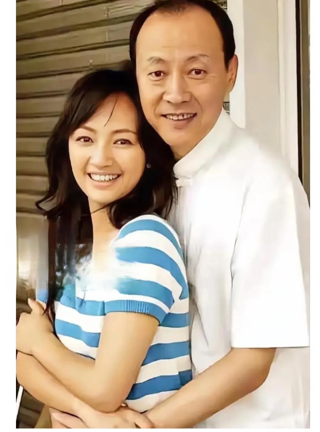 国家一级演员候天来，看过他的很多电视剧，他不仅演技好，英语也非常流利。旁边美女认