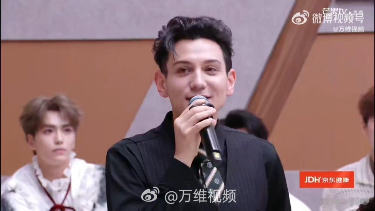 艾热说小沈阳唱歌像费玉清艾热把小沈阳说笑场了 艾师傅的脑洞真的绝，听歌还能联想到