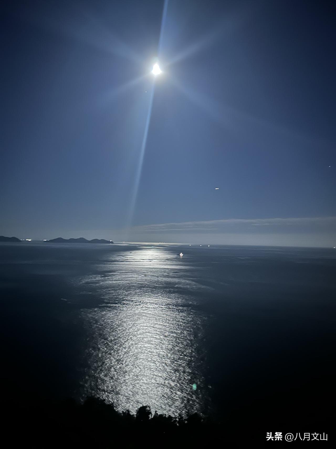 饭后她去罗森店买了两瓶气泡水和一盒冰块，“一盒冰要4块钱，也太浪费了吧？”我说道