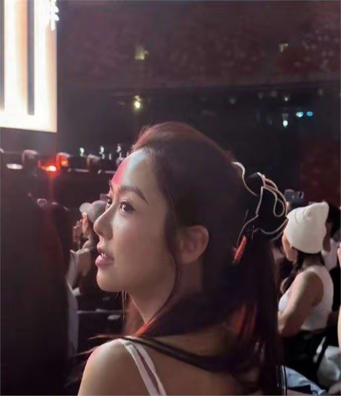这个年纪已经可以当奶奶了吧，她却像个少女一样 