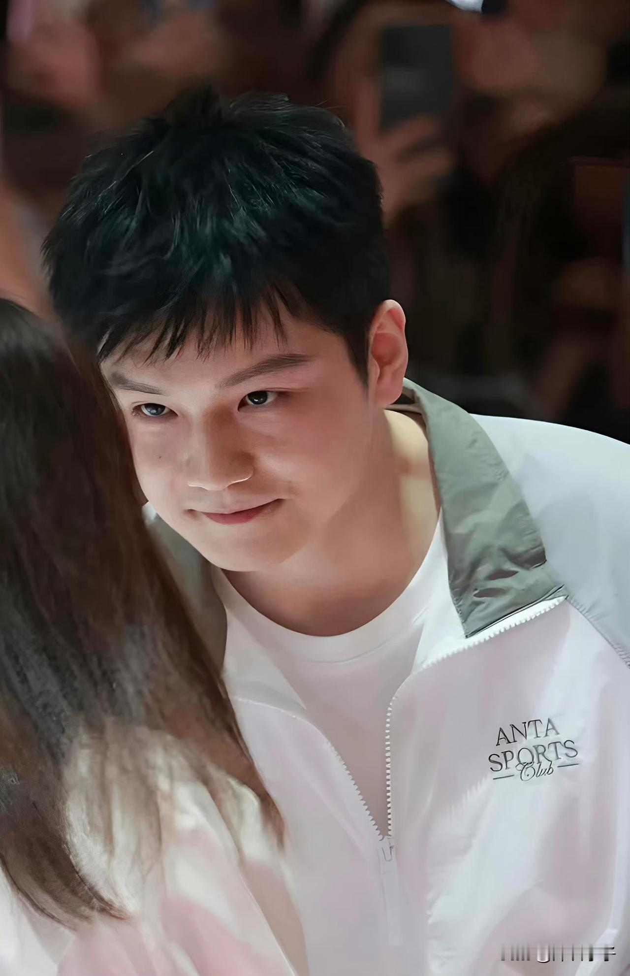 今天，休息，再看东哥帅图。这眼神要迷倒众生。