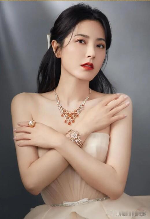 她是最美的中戏校花，今日一见，确实是位标准的美人！她性感迷人，好像五官没有瑕疵，