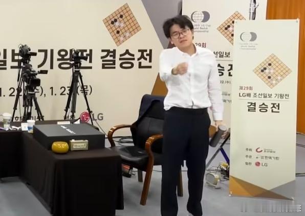 韩国裁判宣布赛果现场  柯洁选择退赛是对的，因为当时的局面已经落在下风，实时预测