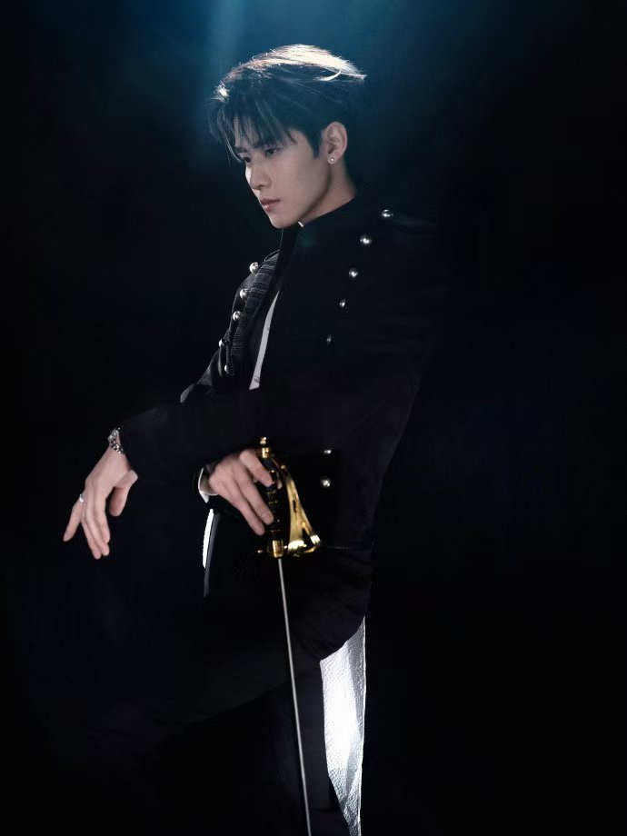 R1SE任豪回来了 任豪这波回归太惊喜了！剧里是深情的李怀安，舞台上是气场全开的