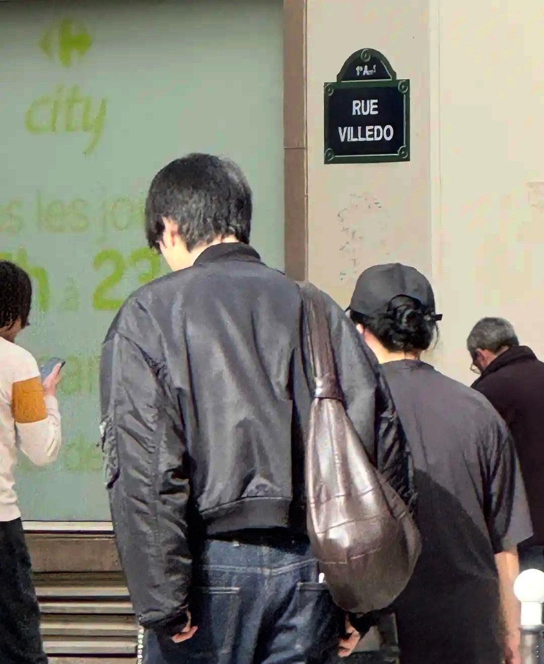 热巴3月滞留迪拜那天，陈飞宇在愁眉苦脸吃麻辣烫。被路人偶遇，随行工作人员不停刷热