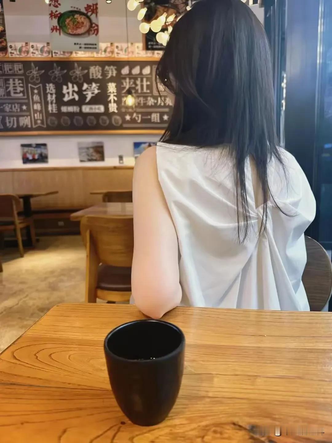 静谧午后，独享一杯咖啡的宁静时光。🍂☕️