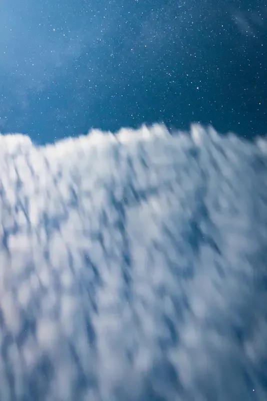 上联：遥观海上千层浪，
下联：仰望天空万座星。