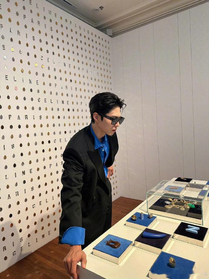 上海街头偶遇朴宝剑朴宝剑街头和王安宇海报自拍 上海安福路偶遇朴宝剑也太幸运了吧！