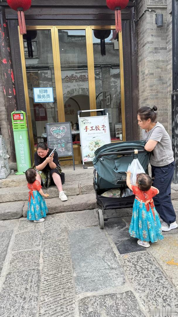 可爱的双胞胎 