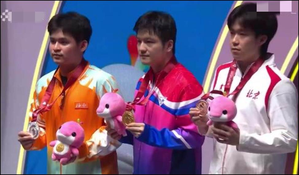 樊振东再赢王楚钦，再现去年奥运会时情形。去年奥运会，樊振东在单打赢了铜牌得主小勒