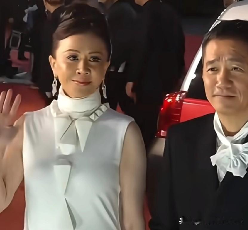 刘嘉玲这条白裙子是有点可爱过头了，圆滚滚的确实像只蚕宝宝！不过她本人倒是永远精神