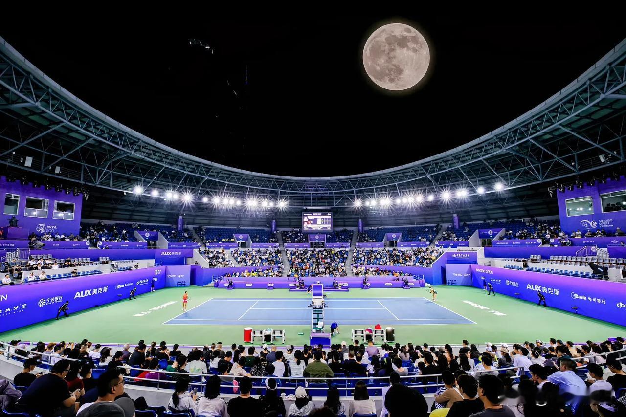 在球场上看到的今晚的月亮超级圆[大笑]。