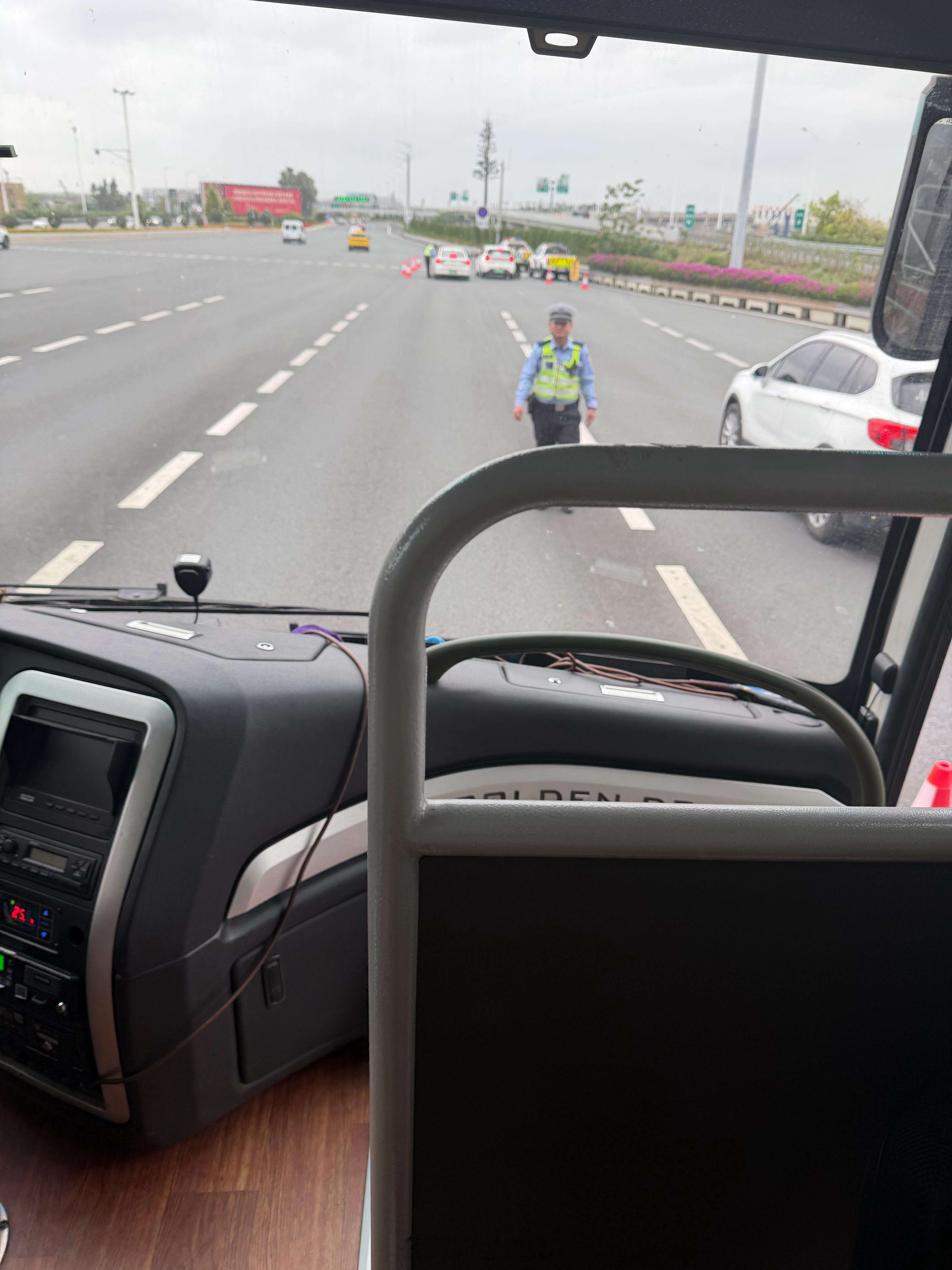 广州高速路上查有没有系安全带，听说没系的罚款200 广州·机场收费站(S41机场