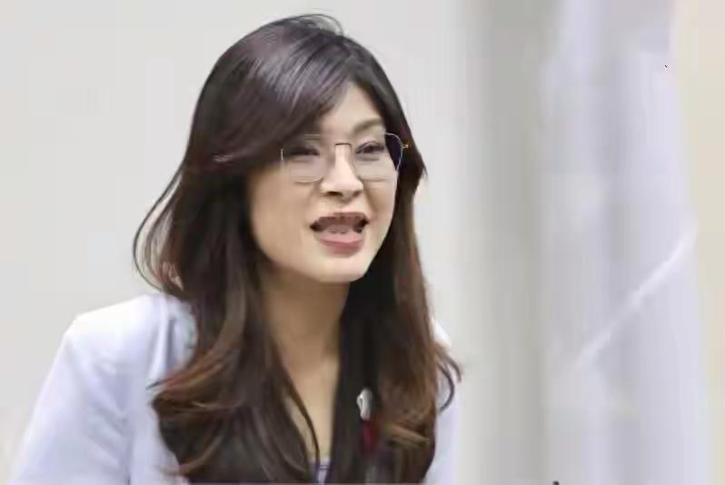 郑丽文的魄力，
在台湾政坛太少见了
​​对面政坛向来爱绕弯子，郑丽文偏不玩这套，