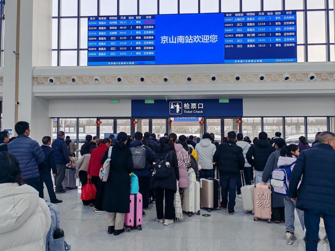 直击京山高铁站春运：平稳有序   奔赴团圆
春节期间，沪渝蓉高铁京山南站暖意涌动