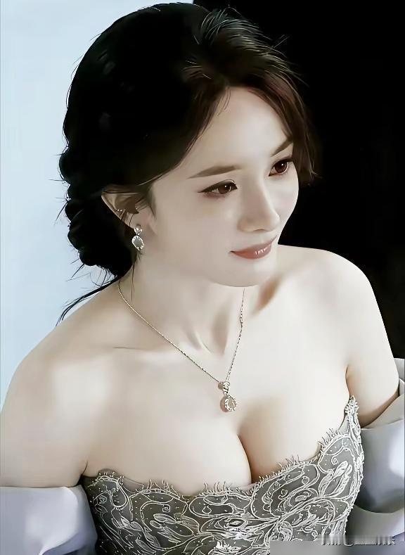 杨幂的胸，比她的演技更值得研究。
2011年那部《宫锁心玉》，她突然从平胸变成“