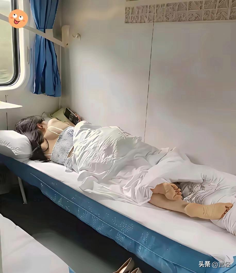我看到火车卧铺里女生的被子滑开了
我想帮忙盖上，就是不知道该找个什么自然的理由才