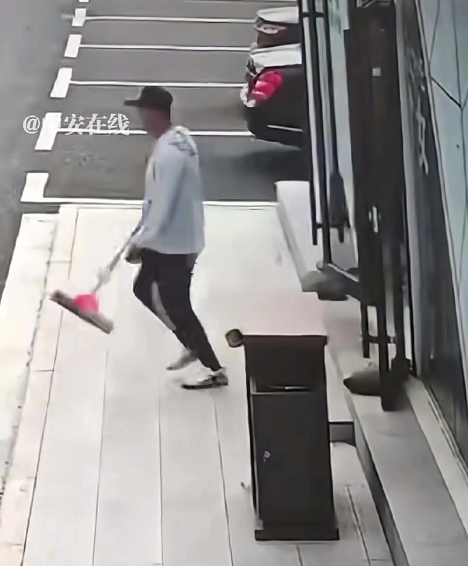 见过薅羊毛的，没见过薅公共卫生间的！这两口子真会过日子，把公共卫生间的垃圾桶🗑