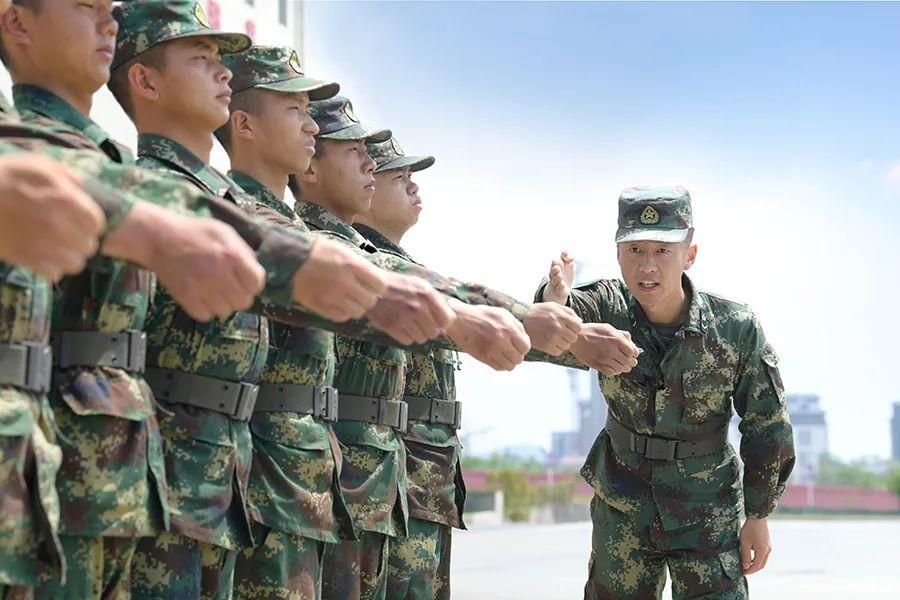 学历和专业方面学历在一定程度上会影响新兵下连时的岗位分配，但起不了决定性的作用。