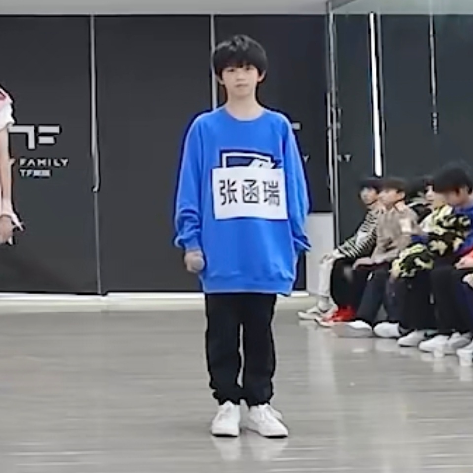 刷到这个萌屎窝了，一个豆丁穿大人衣服 ​​​