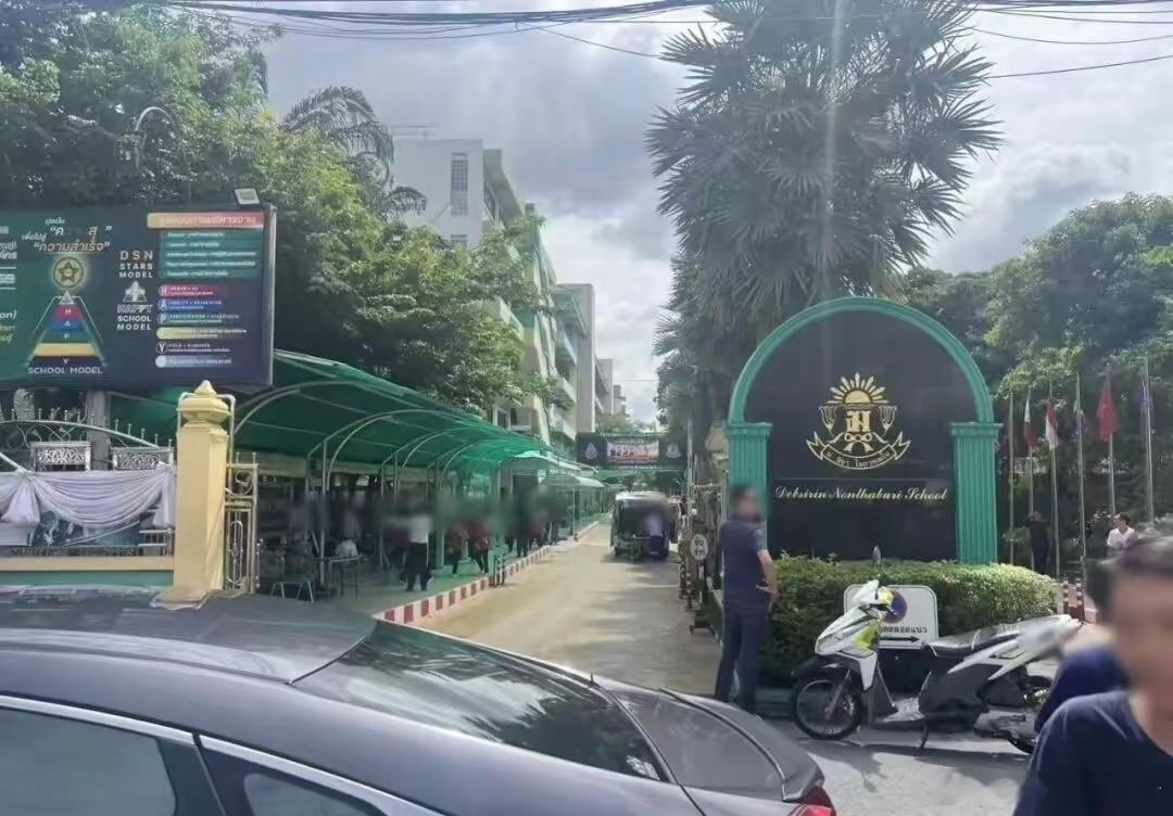 泰国校园枪击已致7死学生带枪，这个太危险了！泰国校园枪击惨案，少年枪手疑似自杀离
