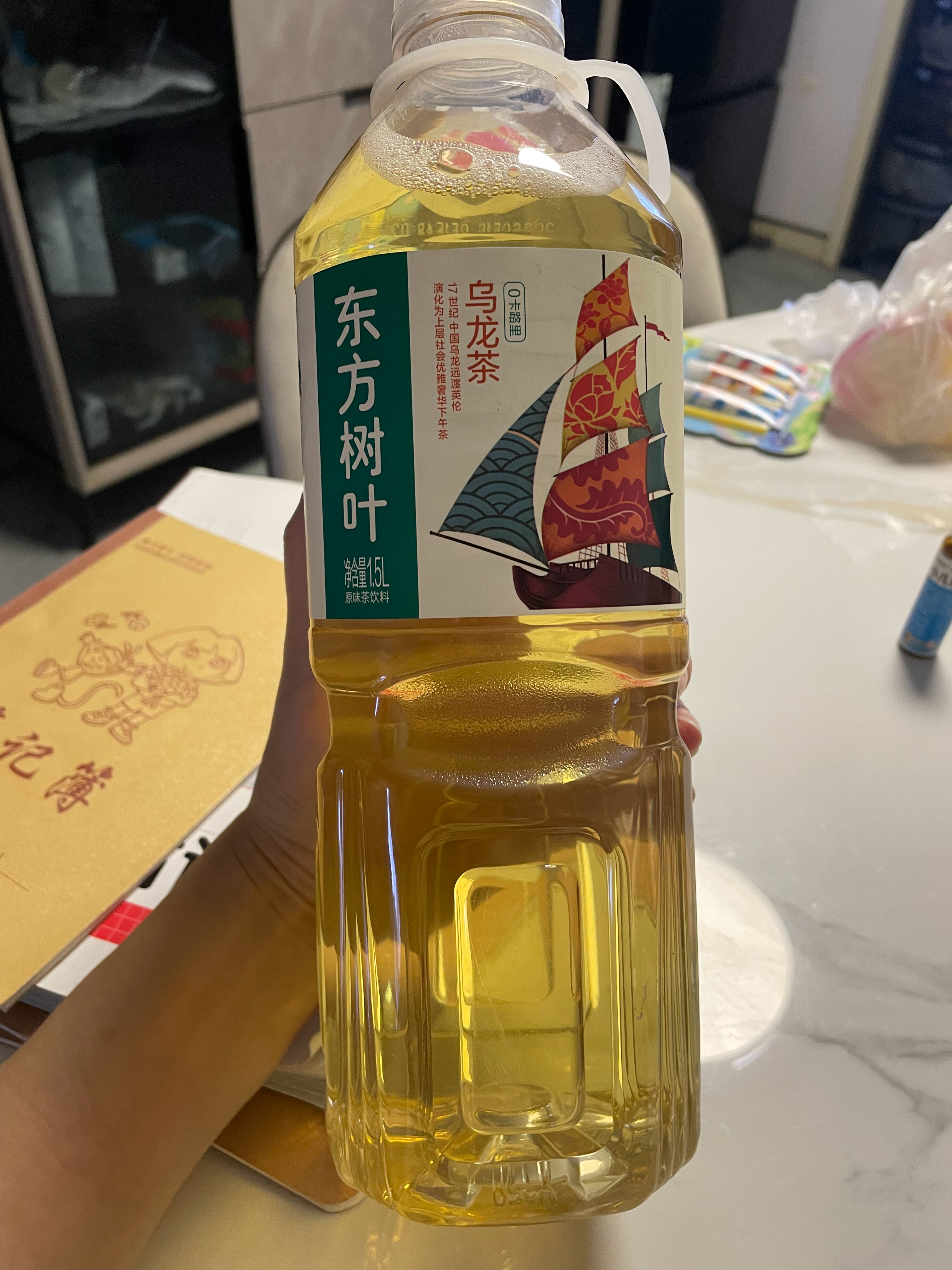今天超市大促，比平时便宜好多，食品类基本是临期，这个月中和月底就到期了。东方树叶