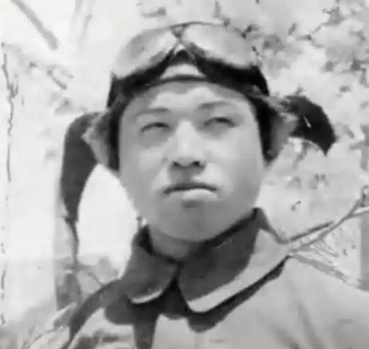 1944年，日军飞行员佐佐木友次第八次登上自杀式飞机，双腿发抖，满心绝望。扭头一