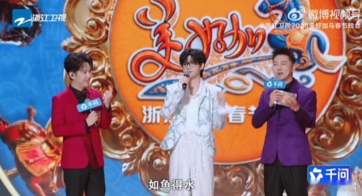 让余宇涵戴眼镜的人简直是个天才 看到余宇涵戴眼镜的样子，我直接被帅到窒息！舞台上